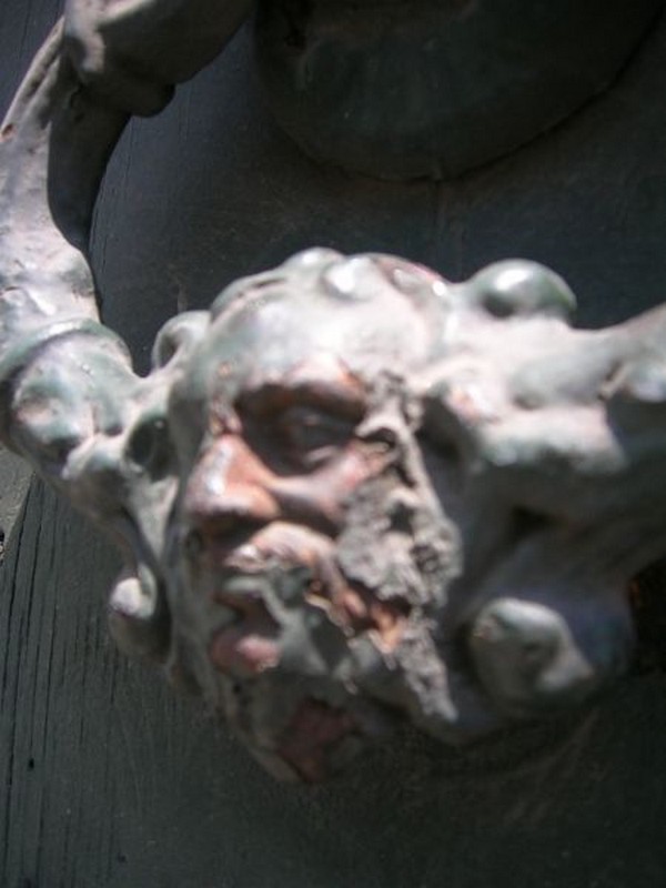 Le heurtoir au visage