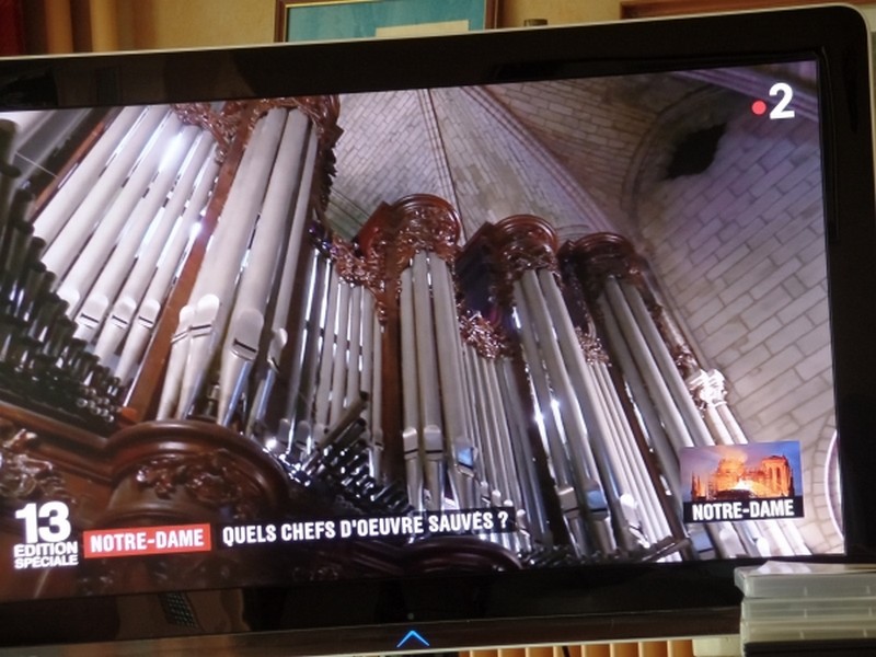 La croix et notre dame  sauvées des flammes