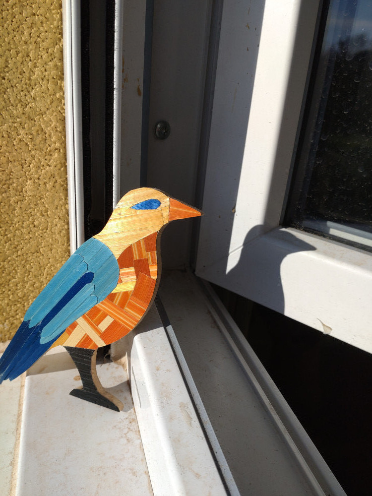 Oiseau à la fenêtre ( marqueterie de paille)