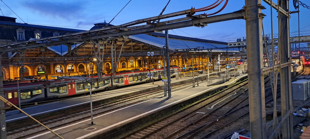 Attention au départ ! Une gare est un lieu, comme disait l'autre, où l'on peut rencontrer n'importe qui, la preuve : il y fut !
