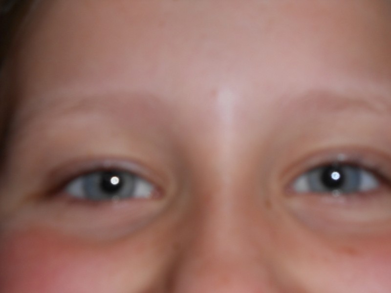 Regard d'enfance en une petite fille charmante!