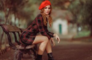 La fille au béret rouge