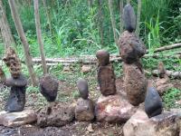 Debout comme un roc.