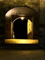 Aux voyageurs qui s'arretent ici : déposez votre chagrin puis reprenez votre route.