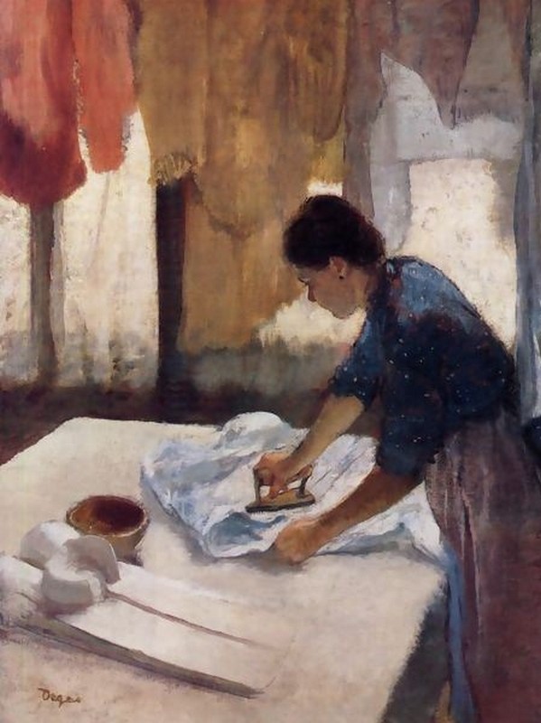 Une femme qui repasse